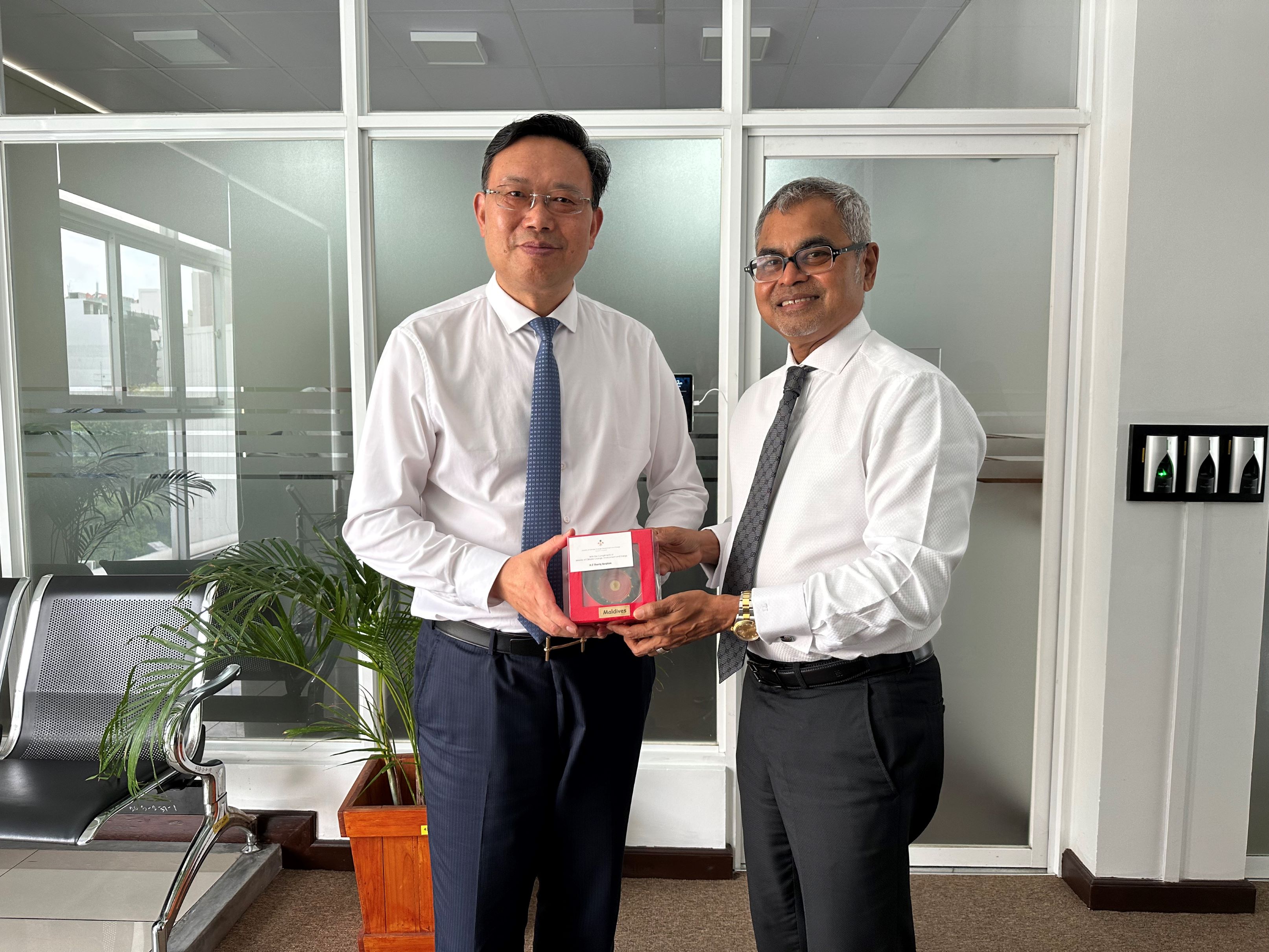 总裁曹德标（左）与环境部长易卜拉欣（右）-s