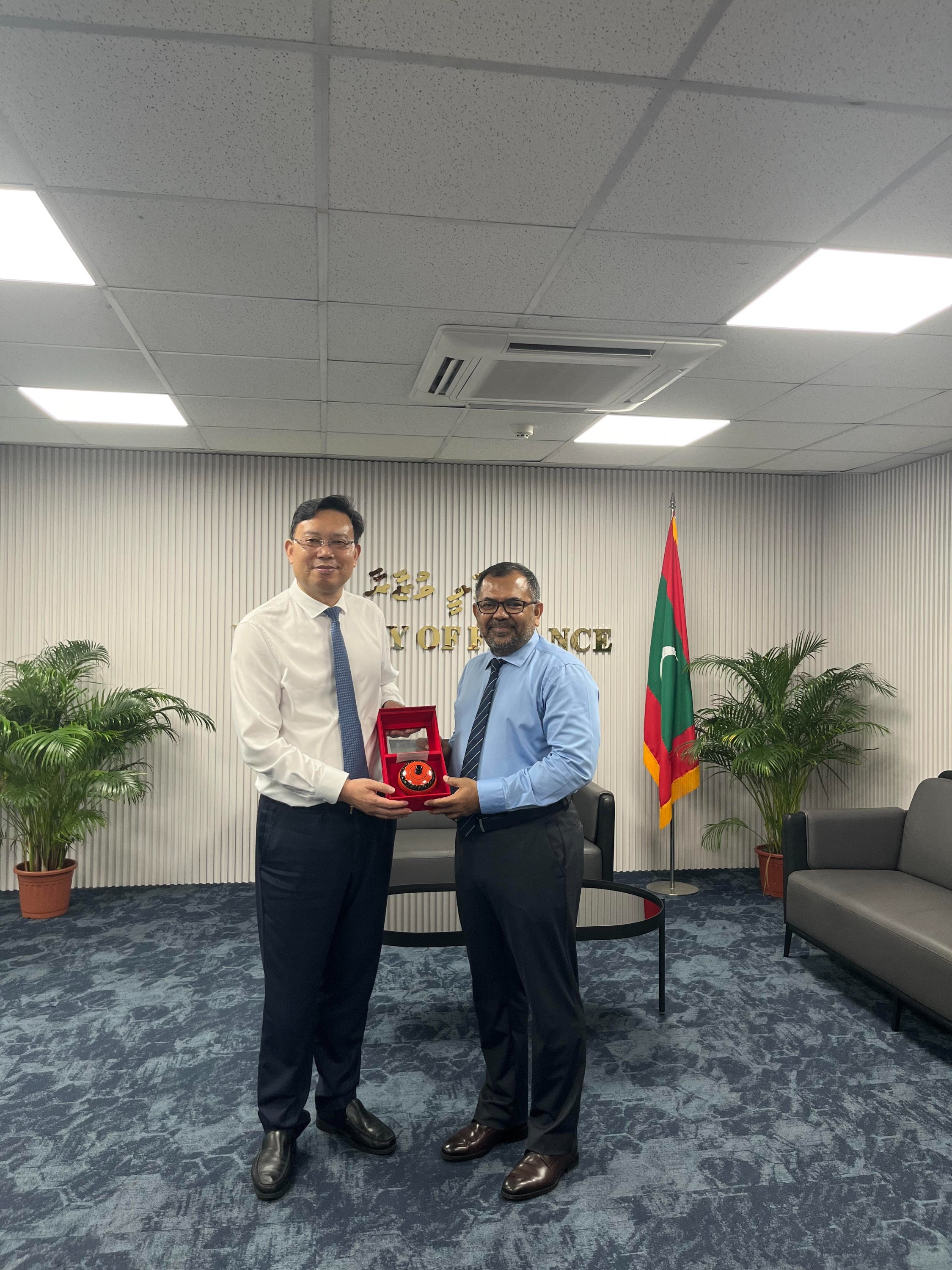 总裁曹德标（左）与财政部长扎米尔（右）